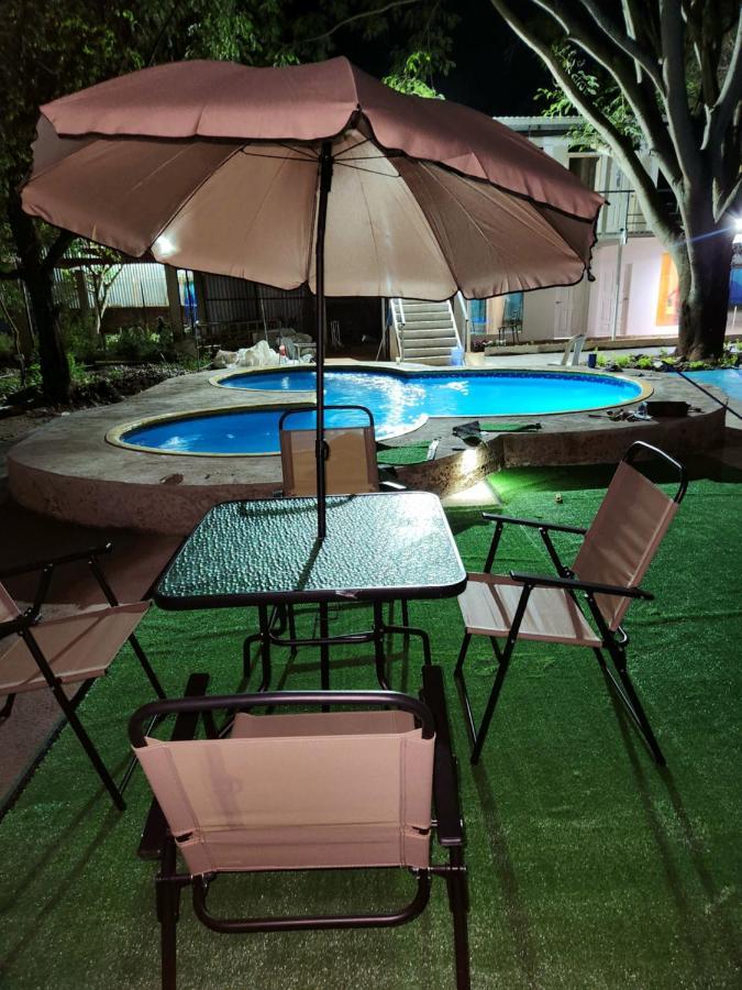 קומאיאגואה Wally World Inn מראה חיצוני תמונה