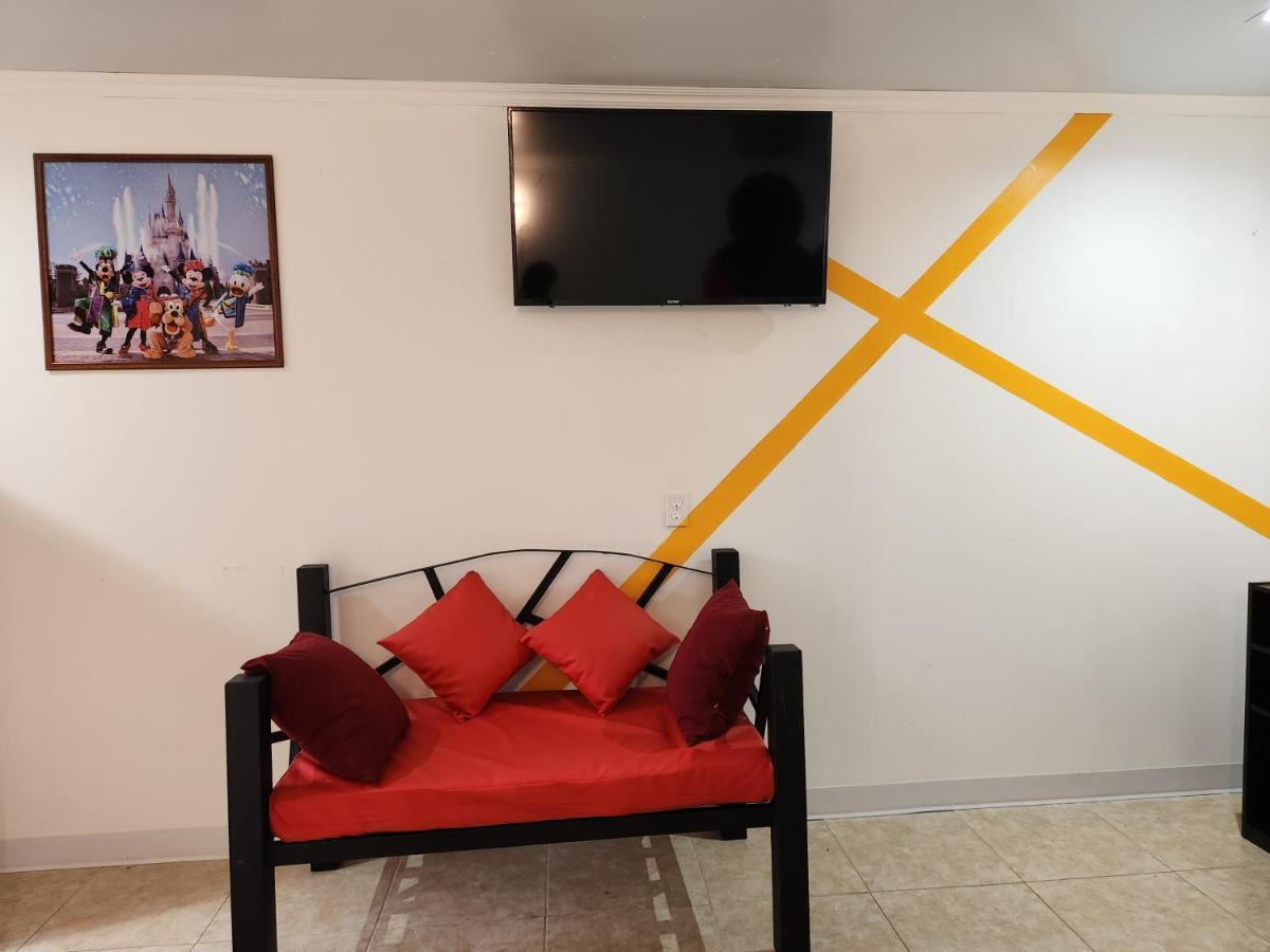 קומאיאגואה Wally World Inn מראה חיצוני תמונה
