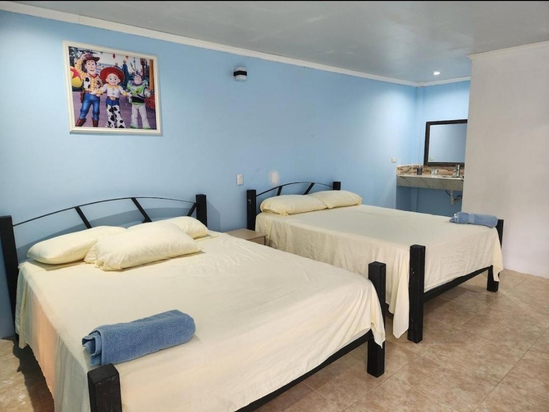 קומאיאגואה Wally World Inn מראה חיצוני תמונה